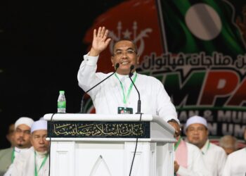 MUHAMMAD Sanusi Md. Nor semasa menyampaikan ceramah Himpunan dan Munajat Penyatuan Ummah (Himpak) Sempena Karnival Rakyat 36 Tahun Membangun Bersama Islam (BMI) di Sultan Muhammad IV, Kota Bharu, Kelantan sebentar tadi.-UTUSAN/KAMARUL BISMI KAMARUZAMAN.