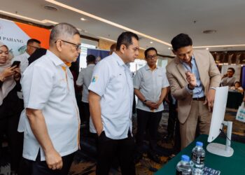 PENGERUSI Jawatankuasa Pelaburan, Perindustrian, Sains, Teknologi dan Inovasi negeri, Datuk Mohamad Nizar Najib (dua dari kiri) ditemani Abu Bakar Yusof (kiri) melawat gerai pameran pada Sambutan Hari Eksport Pahang di Hotel Grand Darul Makmur di Kuantan, Pahang.