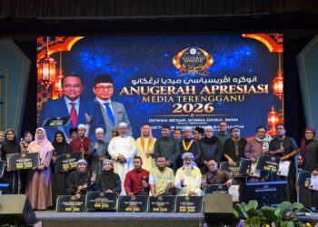 PARA pemenang bergambar bersama Wan Sukairi Wan Abdullah (enam dari kiri) pada Majlis Apresiasi Media Terengganu di Wisma Darul Iman, Kuala Terengganu.
