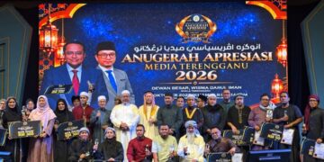 PARA pemenang bergambar bersama Wan Sukairi Wan Abdullah (enam dari kiri) pada Majlis Apresiasi Media Terengganu di Wisma Darul Iman, Kuala Terengganu.
