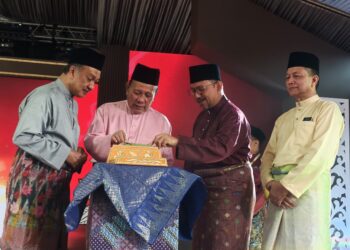 ISMAIL Lasim (tengah) merasmikan Perpatih Fest 2026 di Muzium Negeri, Seremban, hari ini.