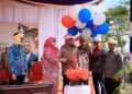 MOHD. Dusuki Mokhtar (tiga kiri) melakukan gimik semasa merasmikan Penyerahan Kampung Angkat Madani Jabatan Peguam Negara di Kok Lanas, Kota Bharu, Kelantan hari ini-UTUSAN/KAMARUL BISMI KAMARUZAMAN