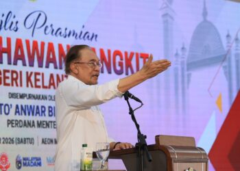 ANWAR Ibrahim semasa berucap merasmikan Skim Usahawan Bangkit Negeri Kelantan di Kota Bharu, Kelantan. - UTUSAN/KAMARUL BISMI KAMARUZAMAN
