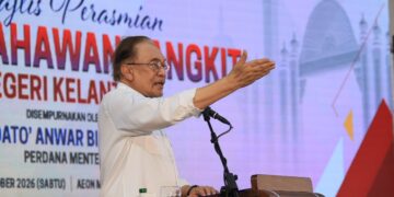 ANWAR Ibrahim semasa berucap merasmikan Skim Usahawan Bangkit Negeri Kelantan di Kota Bharu, Kelantan. - UTUSAN/KAMARUL BISMI KAMARUZAMAN