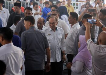 ANWAR Ibrahim (tengah) semasa hadir merasmikan Skim Usahawan  Bangkit Negeri Kelantan di Kota Bharu, Kelantan. - UTUSAN/KAMARUL BISMI KAMARUZAMAN