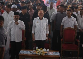 ANWAR Ibrahim (tengah) semasa hadir 

merasmikan Skim Usahawan  Bangkit Negeri Kelantan, Kota Bharu, Kelantan. - UTUSAN/KAMARUL BISMI KAMARUZAMAN