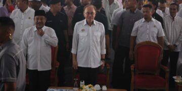 ANWAR Ibrahim (tengah) semasa hadir 

merasmikan Skim Usahawan  Bangkit Negeri Kelantan, Kota Bharu, Kelantan. - UTUSAN/KAMARUL BISMI KAMARUZAMAN