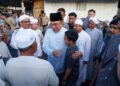 ANWAR Ibrahim (kiri) beramah mesra dengan warga Madrasah Ar-Rahmaniah Ad-Diniah Pondok Lubok Tapah, Pasir Mas, Kelantan sebentar tadi.-UTUSAN/KAMARUL BISMI KAMARUZAMAN