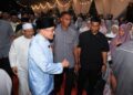 Anwar Ibrahim (kiri) semasa tiba di Program Sebarkan Salam@Kota Bharu Berselawat di perkarangan Masjid Muhammadi, Kota Bharu, Kelantan sebentar tadi/KAMARUL BISMI KAMARUZAMAN.