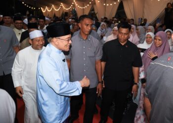 Anwar Ibrahim (kiri) semasa tiba di Program Sebarkan Salam@Kota Bharu Berselawat di perkarangan Masjid Muhammadi, Kota Bharu, Kelantan sebentar tadi/KAMARUL BISMI KAMARUZAMAN.