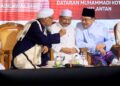 SYEIKH Wazir Che Awang (kiri) memperkatakan sesuatu kepada Anwar Ibrahim sambil didengar oleh Mohd. Nassuruddin Daud semasa Program Sebarkan Salam@Kota Bharu Berselawat 2026 di Masjid Jamek Muhammadi, Kota Bharu, Kelantan sebentar tadi-UTUSAN/KAMARUL BISMI KAMARUZAMAN.