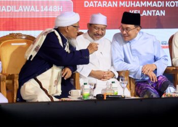 SYEIKH Wazir Che Awang (kiri) memperkatakan sesuatu kepada Anwar Ibrahim sambil didengar oleh Mohd. Nassuruddin Daud semasa Program Sebarkan Salam@Kota Bharu Berselawat 2026 di Masjid Jamek Muhammadi, Kota Bharu, Kelantan sebentar tadi-UTUSAN/KAMARUL BISMI KAMARUZAMAN.