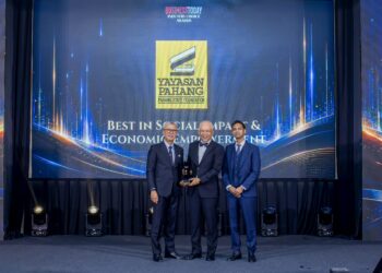 MAHMUD Mohd. Nawawi (tengah) menerima Special Award: Best in Social Impact & Economic Empowerment daripada Tengku Zafrul Tengku Abdul Aziz (kiri) pada majlis BusinessToday Industry Choice Awards 2026.