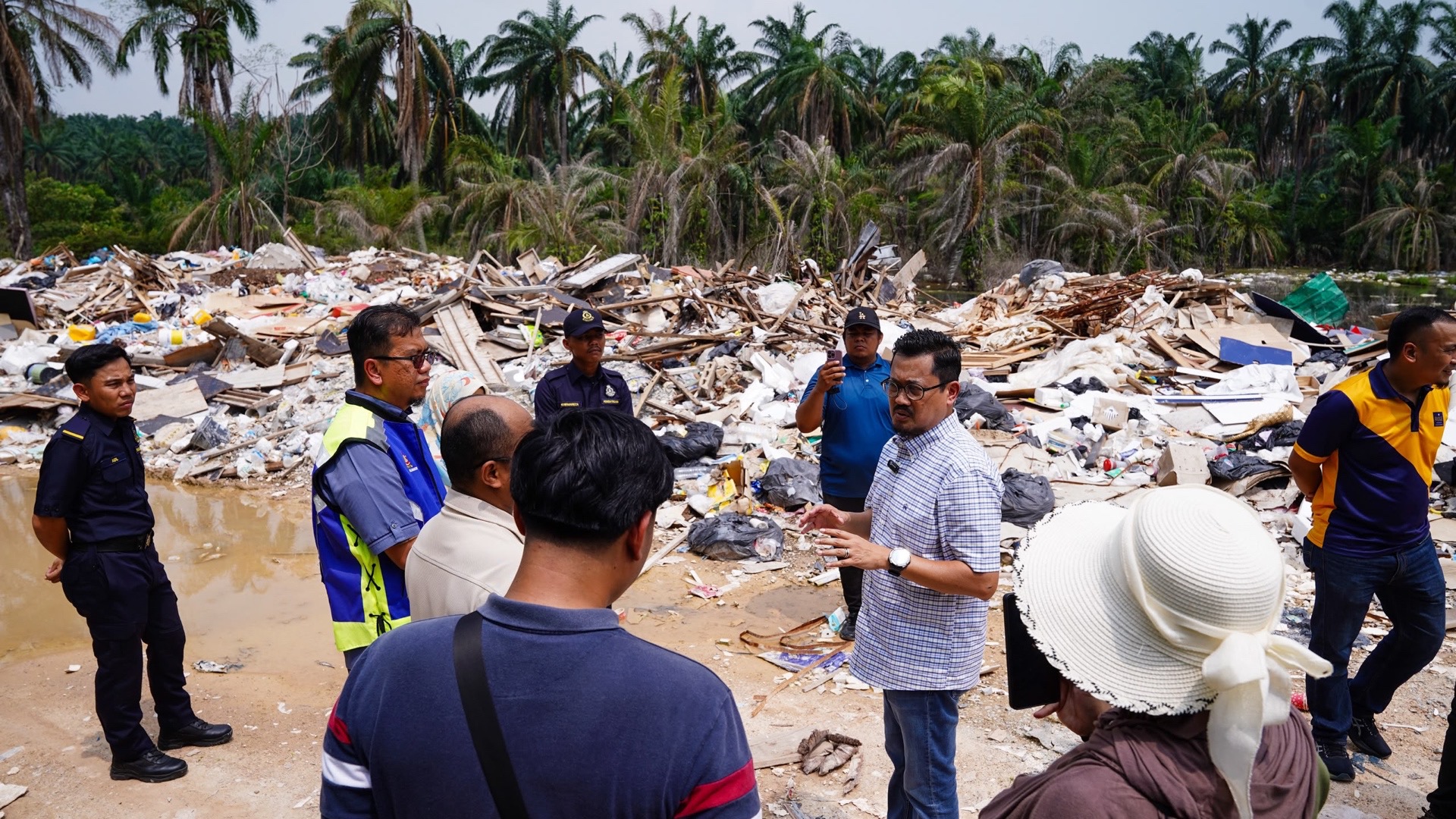 Sampah haram Puncak Alam