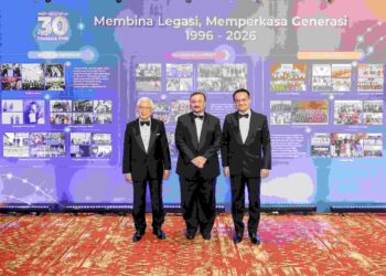 MENTERI Kewangan II, Datuk Seri Amir Hamzah Azizan (tengah) bersama Raja Arshad Raja Tun Uda serta Presiden & Ketua Eksekutif Kumpulan PNB, Dato’ Rizal Rickman Ramli pada majlis Ulang Tahun ke-30 Program Biasiswa PNB di Kuala Lumpur, baru-baru ini.