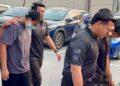 DUA suspek kes kematian Muhammad Idlan Fareeq Shahril tiba di Mahkamah Majistret Kuala Pilah pagi ini bagi menghadapi pertuduhan membunuh pelajar tingkatan dua itu.-UTUSAN/NOR SHAFIQAH MOHD. GHAZALI