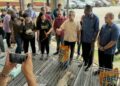MASRI Baharuddin (tiga dari kanan) ketika menghadiri Program Pemberian Insentif Penyerahan Anjing Terbiar Secara Sukarela di Dewan Majlis Bandaraya Seremban (MBS), Nilai, Seremban.