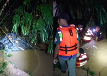 PASUKAN bomba mengeluarkan warga emas yang maut selepas terperangkap dalam kereta dipandunya yang dihanyutkan arus banjir di Kampung Kundur Hulu, Rembau, malam tadi. – GAMBAR/BOMBA