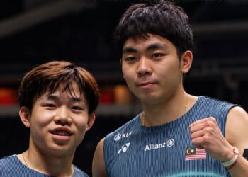 AARON Tai (kiri) bersama Yap Roy King.