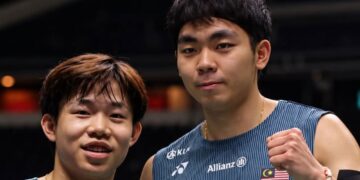 AARON Tai (kiri) bersama Yap Roy King.