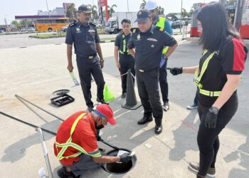 PASUKAN penguat kuasa KPDN Kedah memeriksa salah sebuah stesen minyak ekoran aduan pengguna di media sosial.