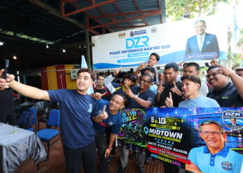 SEKUMPULAN anak muda mengambil peluang bergambar bersama Zuraidi Rahim (tengah) pada program Santai Bersama Anak Muda Langkawi di Kampung Darat Benta, Kedawang di Langkawi.