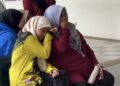 AZURA Zor (kanan) tidak dapat menahan kesedihan selepas melihat jenazah anaknya di Jabatan Forensik HSB, Alor Setar hari ini.