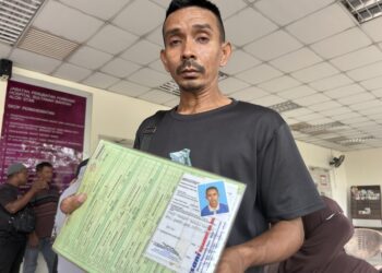 MOHD. Shahrilnizam Che Sharif menunjukkan gambar arwah anaknya, Muhammad Haikal yang ditemukan meninggal dunia dengan kesan kecederaan ketika ditemui di Hospital Sultanah Bahiyah, Alor Setar.