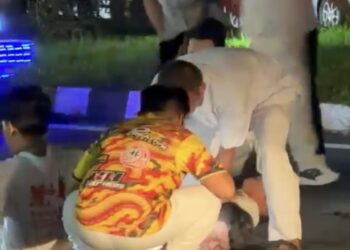 TANGKAP layar video memaparkan keadaan mangsa yang rebah selepas terkena renjatan elektrik di Mergong, Alor Setar semalam.