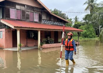 ANGGOTA APM Daerah Kota Setar melakukan pemantauan situasi semasa banjir di daerah itu susulan MTL 2026 yang bermula hari ini.