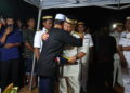 MOHD. Zawawi Abdullah (kanan) memeluk bapa arwah, Mohd. Ridzuan Md. Daud ketika menyerahkan Jalur Gemilang pada istiadat pengebumian di Tanah Perkuburan Islam Masjid Tengku Sarafudin Badlishah, Padang Terap. - UTUSAN/ SHAHIR NOORDIN