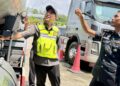MUHAMMAD Nizam Jamaludin (kiri) melihat sebuah lori tangki yang disyaki terlibat penyelewengan minyak diesel di Stor Penyimpanan Ekshibit KPDN Tunjang di Kubang Pasu.