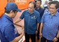 ISMAIL Lasim ketika melawat melawat mangsa kebakaran di PPS Balai Raya Gedong Lalang, Ampangan, Seremban, hari ini.-UTUSAN/NOR SHAFIQAH MOHD GHAZALI