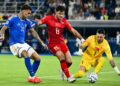 Penyerang Itali, Gianluca Scamacca (kiri) cuba melepasi asakan pemain Turkiye, Ozan Kabak dan penjaga gol, Ugurcan Cakir dalam saingan Liga Negara-Negara di Renato Dall'Ara, Bologna, semalam. - AFP