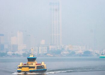Perkhidmatan feri merentasi perairan Selat Pulau Pinang berlatar belakang bangunan ikonik Kompleks Tun Abdul Razak (KOMTAR) di George Town kelihatan samar akibat jerebu. – UTUSAN/DANIAL SAAD
