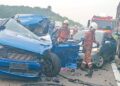 KEADAAN Ford Ranger yang remuk selepas melanggar belakang sebuah treler di Lebuhraya Utara-Selatan, Batu Pahat, semalam.