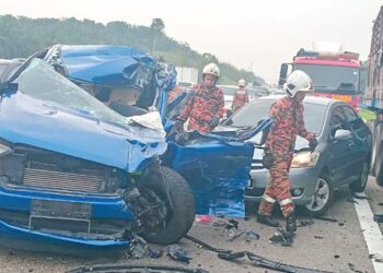 KEADAAN Ford Ranger yang remuk selepas melanggar belakang sebuah treler di Lebuhraya Utara-Selatan, Batu Pahat, semalam.