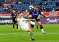 Pemain pertahanan Port FC, Erik Sviatchenko (kiri) menyekat kemaraan penyerang JDT, Shahab Zahedi dalam aksi Liga Juara-Juara Asia Elit (ACLE) di Stadium Sultan Ibrahim, Iskandar Puteri, semalam. - UTUSAN/RAJA JAAFAR ALI