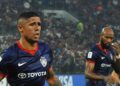 Bergson da Silva (kiri) mengalami kecederaan semasa beraksi menentang Port FC dalam saingan Liga Juara-Juara Asia Elit (ACLE), kelmarin. - UTUSAN/RAJA JAAFAR ALI