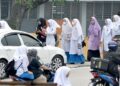 Sebahagian pelajar balik dari sekolah dalam keadaan jerebu yang direkodkan bacaan IPU 167 sehingga 1.30 petang di Taman Dahlia, Johor Bahru.-UTUSAN/RAJA JAAFAR ALI