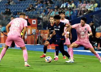 Penyerang muda JDT Danish Amirudin melepasi tiga pemain PKR Svay Rieng FC pada Kejohanan ASEAN Piala Shopee Kumpulan B  di Stadium Sultan Ibrahim, Iskandar Puteri disini. UTUSAN/RAJA JAAFAR ALI