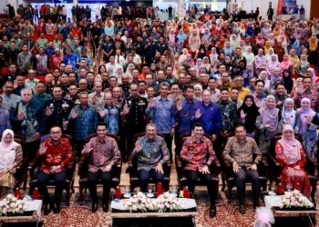 WAN Ahmad Dahlan Abdul Aziz (duduk tengah) bersama penjawat awam yang hadir ke Syarahan Perdana Ketua Pengarah Perkhidmatan Awam 2026 di Dewan Tuanku Canselor Universiti Malaysia Kelantan (UMK),Bachok, Kelantan. - UTUSAN/KAMARUL BISMI KAMARUZAMAN