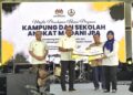 WAN Ahmad Dahlan Abdul Aziz (dua dari kiri) pada Majlis Penutupan Rasmi Program Kampung dan Sekolah Angkat MADANI JPA 2026 di Sekolah Kebangsaan (SK) Kota Bharu, Gopeng hari ini. - UTUSAN/AIN SAFRE BIDIN