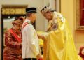 Sultan Sharafuddin Idris Shah berkenan mengurniakan Darjah Kebesaran Seri Paduka Mahkota Selangor (S.P.M.S.) yang membawa gelaran Dato' Seri kepada Timbalan Perdana Menteri, Datuk Seri Fadillah Yusof pada Istiadat Pemasyhuran Gelaran dan Mengangkat Sumpah serta Menjunjung Duli Orang- Orang Besar Istana dan Dato' Diraja Selangor dan Istiadat Pengurniaan Darjah Kebesaran Negeri Selangor sempena Sambutan Jubli Perak Pemerintahan 25 Tahun Sultan Selangor di Balairung Seri, Istana Alam Shah semalam.-BERNAMA