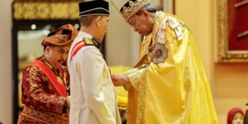 Sultan Sharafuddin Idris Shah berkenan mengurniakan Darjah Kebesaran Seri Paduka Mahkota Selangor (S.P.M.S.) yang membawa gelaran Dato' Seri kepada Timbalan Perdana Menteri, Datuk Seri Fadillah Yusof pada Istiadat Pemasyhuran Gelaran dan Mengangkat Sumpah serta Menjunjung Duli Orang- Orang Besar Istana dan Dato' Diraja Selangor dan Istiadat Pengurniaan Darjah Kebesaran Negeri Selangor sempena Sambutan Jubli Perak Pemerintahan 25 Tahun Sultan Selangor di Balairung Seri, Istana Alam Shah semalam.-BERNAMA