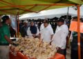 FAISAL Iswardi Ismail (dua dari kanan) bertanya khabar peniaga semasa program Jualan Agro Madani (JAM) Mega Terengganu di Dataran Shahbandar, Kuala Terengganu, Terengganu. - UTUSAN/PUQTRA HAIRRY