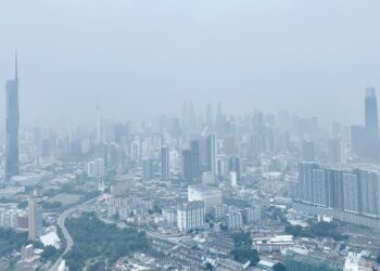 ISU jerebu merupakan masalah rentas sempadan yang bukan sahaja memberi kesan dari segi ekonomi kepada negara jiran seperti Malaysia dan Singapura, malah turut mempunyai implikasi politik tempatan.