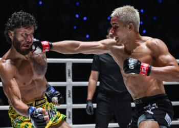 PETARUNG Negara, Johan Ghazali (kanan) melepaskan tumbukan padu mengenai tepat di muka Diego Paez dalam pertarungan kategori flyweight pada acara The Inner Circle 35 di Stadium Lumpinee, Bangkok, kelmarin.-IHSAN ONE Championship