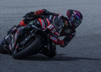 Pelumba Aprilia Racing, Jorge Martin beraksi pada sesi latihan kelas MotoGP menjelang perlumbaan Petronas Grand Prix Malaysia 2026 di Litar Antarabangsa Sepang, semalam. - UTUSAN/AMIR KHALID