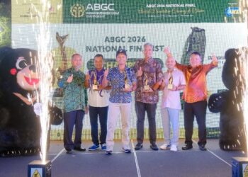MOHD. Salim Mohamed Sain (kiri) bergambar bersama juara gross dan nett pada majlis penyampaian hadiah kepada para pemenang Grand Final Kejohanan Golf Bisnes Asia 2026 di The Els Club Teluk Datai, Langkawi, baru-baru ini.